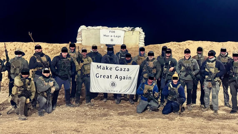 Josh Miller publicou foto de contratados em Gaza com os rostos ocultos e uma placa com os dizeres "Make Gaza Great Again" (tradu&ccedil;&atilde;o livre: "Fa&ccedil;a Gaza Grande Novamente")