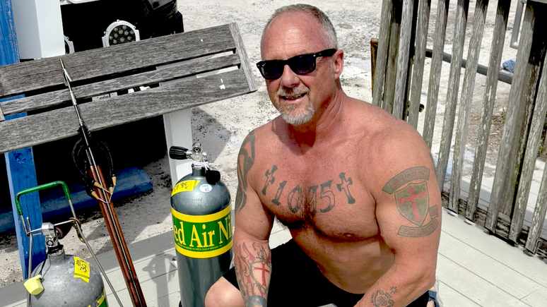 Johnny Mulford exibe tatuagens com a cruz das Cruzadas e a data '1095', que marcou o in&iacute;cio das Cruzadas