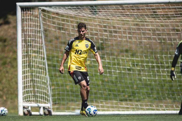 Natanael segue com titular na lateral direita &ndash;