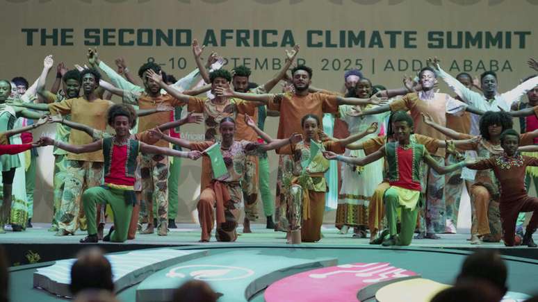 Com altas taxas de juros e dívidas elevadas, continente africano recebe apenas 2% dos investimentos mundiais em transição ecológica. Na foto, abertura da 2ª Cúpula Africana para o Clima, em Adis Abeba (Etiópia), em 8 de setembro de 2025.
