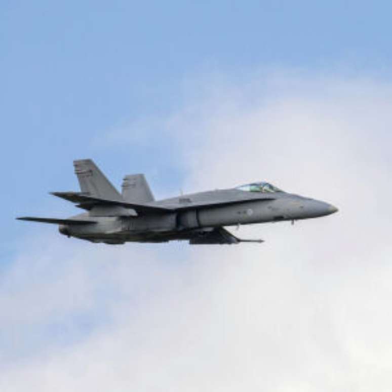 Caças da Otan em operação, interceptam e derrubam drones russos.