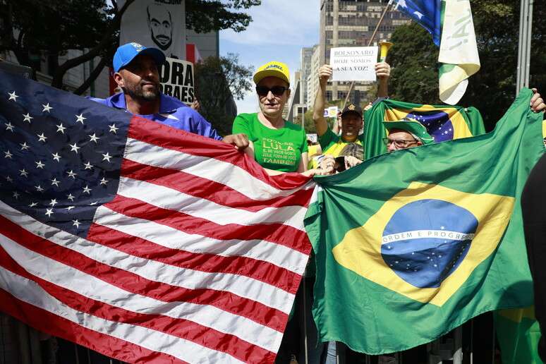 Bandeira dos EUA em ato pró-Bolsonaro em São Paulo
