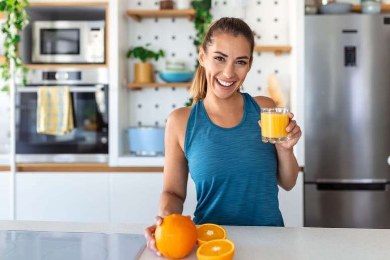 O suco de laranja pode ser inclu&iacute;do na dieta, mas precisa de aten&ccedil;&atilde;o em rela&ccedil;&atilde;o ao consumo excessivo 