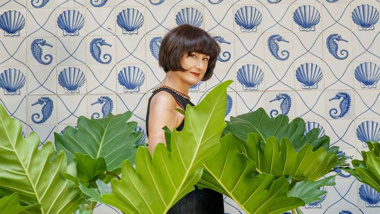 Zezé Polessa interpreta Nara Leão em novo espetáculo comandado por Miguel Falabella