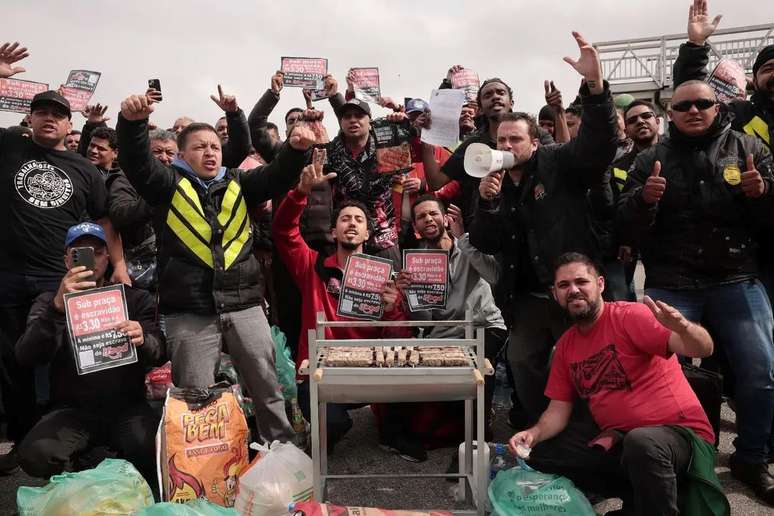 Protesto de motoboys diante da S&atilde;o Paulo Expo, onde o iFood realizou evento de gastronomia durante dois dias em agosto.