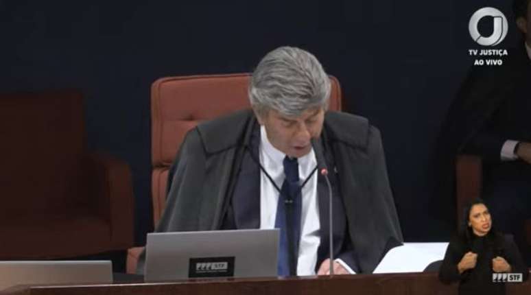 O ministro Luiz Fux começa a ler o seu voto