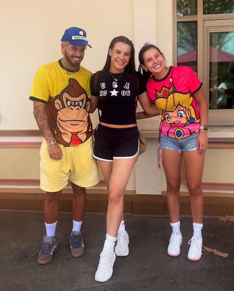 Fã tira foto com Zé Felipe e Ana Castela em Orlando