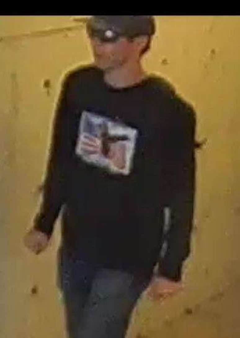 Foto do suspeito de matar o ativista Charlie Kirk, divulgada pelo FBI