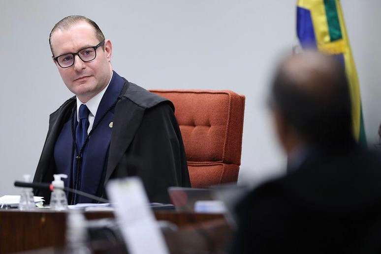 Zanin observando colega durante o julgamento; eles est&atilde;o sentados