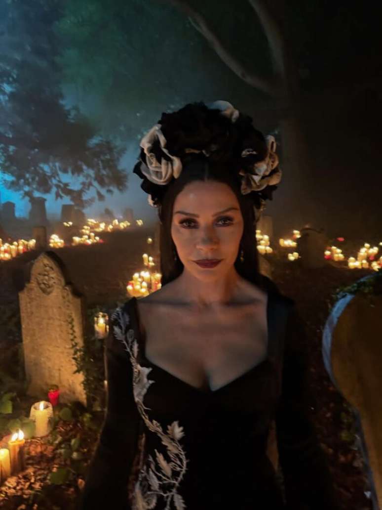 Catherine Zeta-Jones nas grava&ccedil;&otilde;es de 'Wandinha'