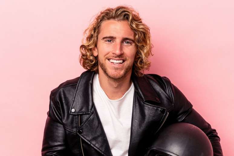 Disordered hair leaves the modern and carefree appearance 