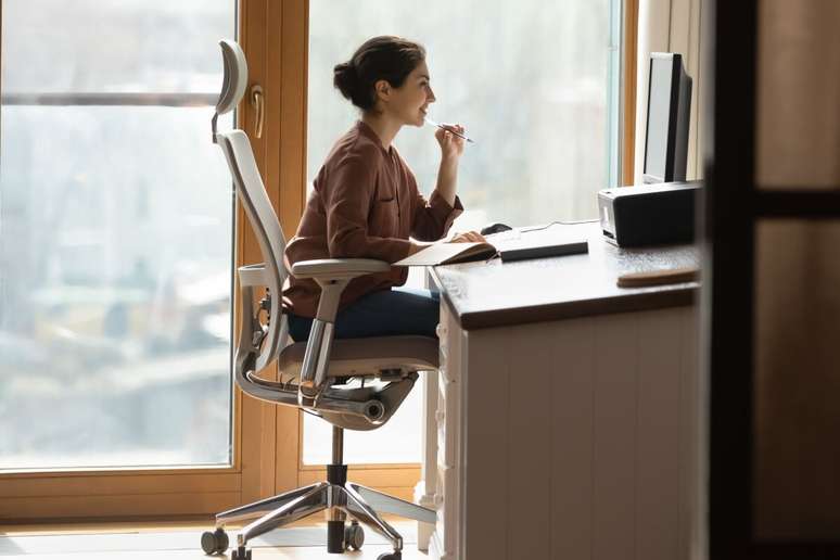 Medidas simples podem ajudar a prevenir a trombose em quem trabalha sentado 