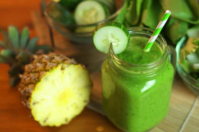 Suco detox de pepino com abacaxi e espinafre 