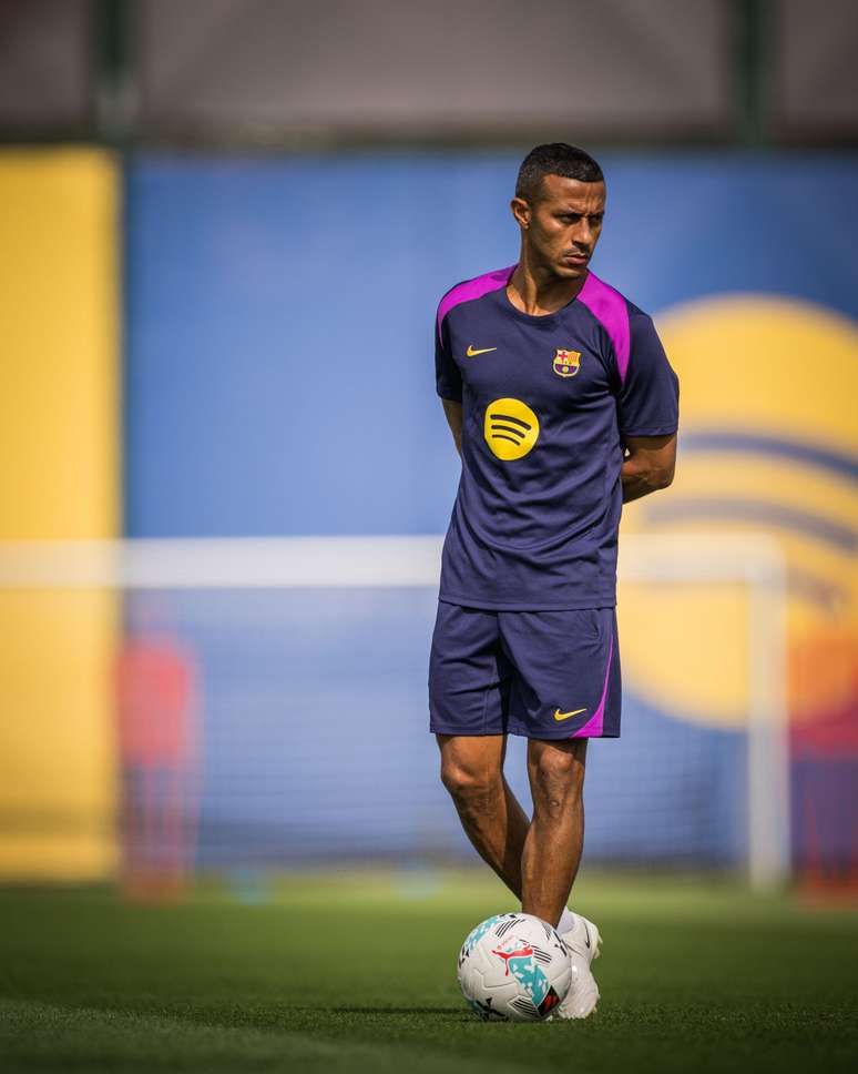 Thiago durante treino do Barcelona 