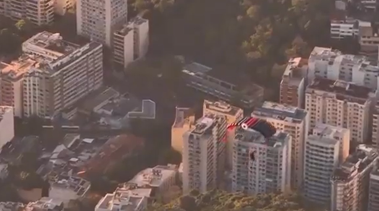 Homem pula de paraquedas do Cristo Redentor