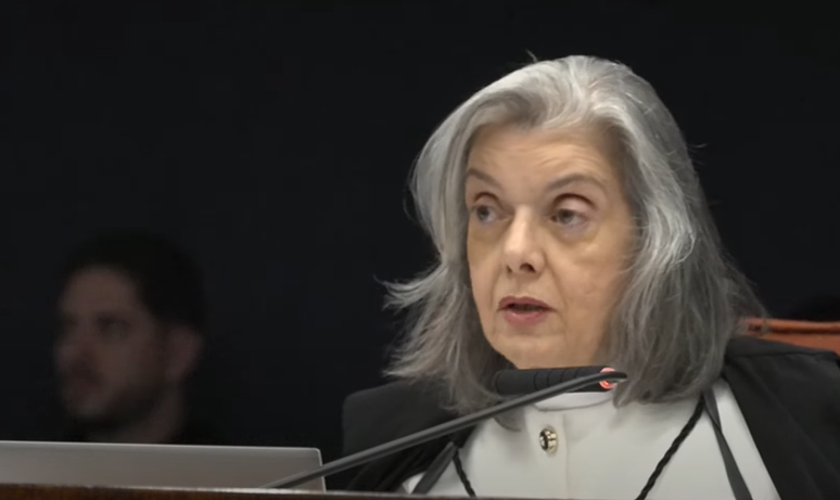 A ministra Cármen Lúcia começa a ler voto no julgamento da Ação Penal 2668, que apura tentativa de golpe de Estado