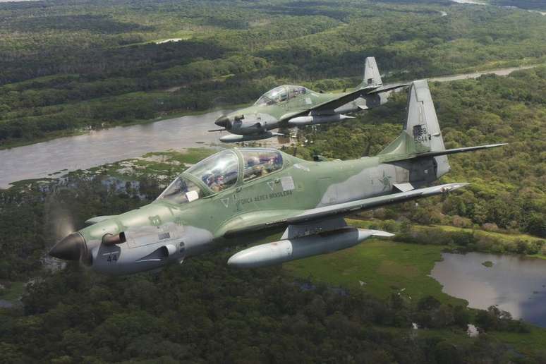 FAB intercepta avião da Venezuela com drogas e piloto lança aeronave em represa