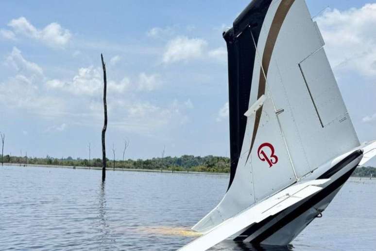 Piloto lançou aeronave dentro de represa no Amazonas