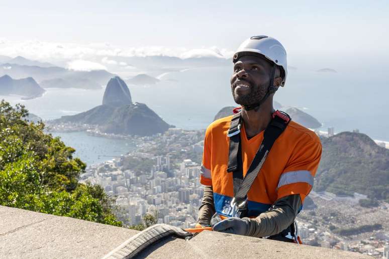 In the best or worst landscapes of Rio de Janeiro, Gari-Alpinista needs physical strength, psychological preparation and concentration. In the best or worst landscapes of Rio de Janeiro, Gari-Alpinista needs physical strength, psychological preparation and concentration.