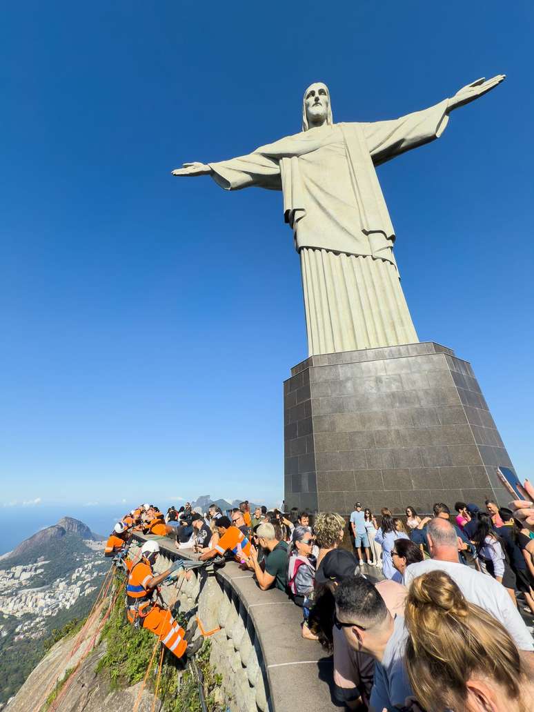 Garis-Alpinisti perform the slopes around the Sanctuary of the Archidiocesan Christ the Redeemer, on the hill of Corcovado. Garis-Alpinisti perform the slopes around the Sanctuary of the Archidiocesan Christ the Redeemer, on the hill of Corcovado.