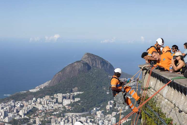 In the Sanctuary of Archidiocesan Christ the Redeemer, in Morro do Corovado, the chaurs mountaineers compete for attention with the tourist point. In the Sanctuary of Archidiocesan Christ the Redeemer, in Morro do Corovado, the chaurs mountaineers compete for attention with the tourist point.