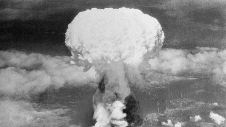 Hiroshima was hit by an atomic uranium bomb (boy) on August 6, 1945. Nagasaki for a nuclear bomb of Plutonio (Fat Man) on August 9 of the same year.