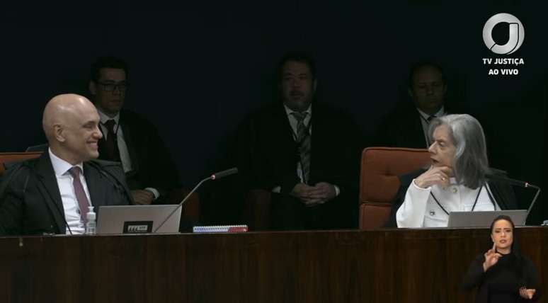 Cármen Lúcia brinca com Moraes durante voto: ‘Queriam neutralizá-lo’