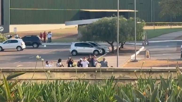 Trompetista aparece na porta do STF após júri formar maioria para condenação