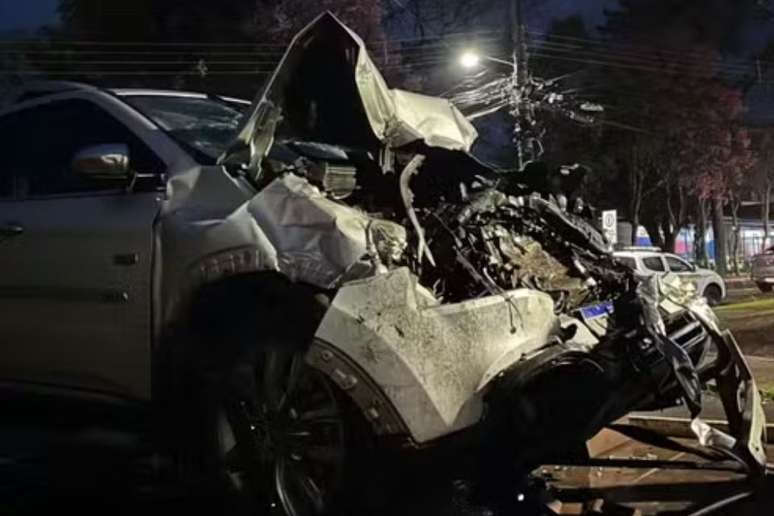 Carro ficou destruído após a colisão