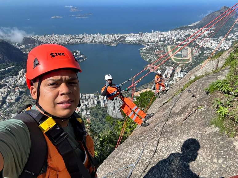 Meet the sweeps that clean the hills in RJ: “He has a refrigerator, sofa”