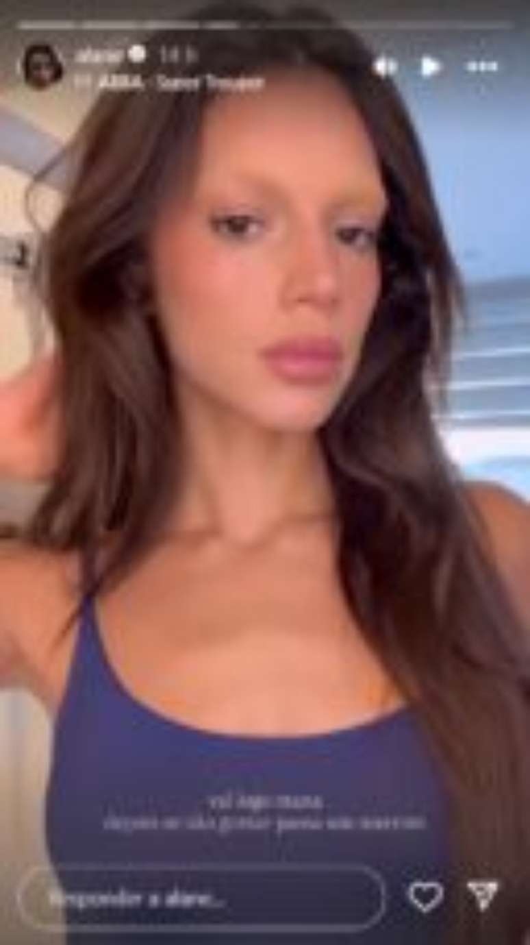 Ex-BBB Alane Dias descolore a sobrancelha -