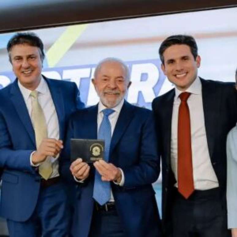 Lula ao lado de ministros e Hugo Motta.