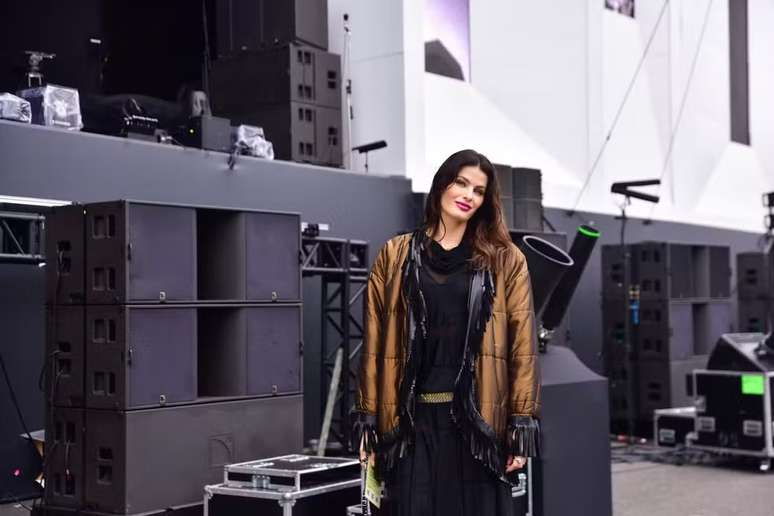 Isabeli Fontana Tieta di Ferrero with beautiful look at the city; I wait
