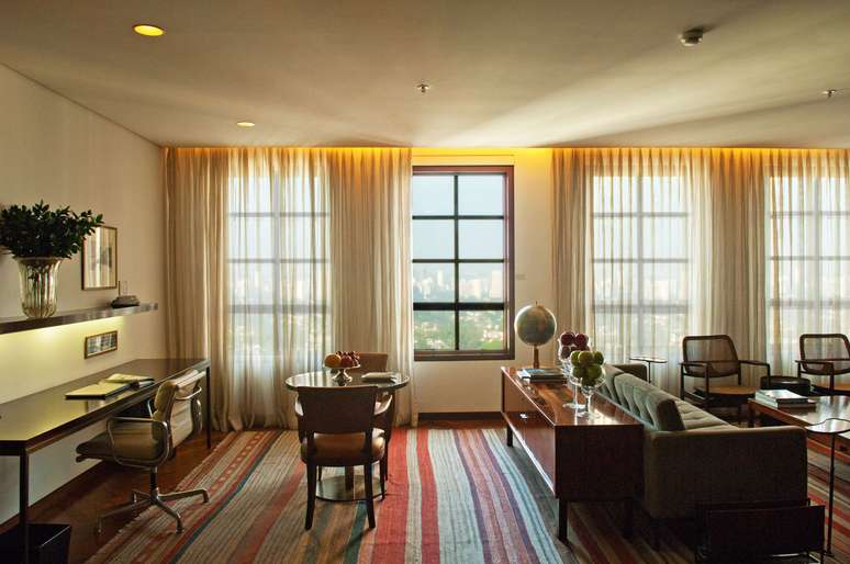 Áreas para trabalho e refeição no living da suíte principal