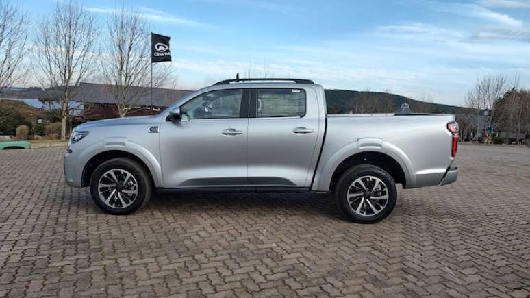 S&atilde;o 3,23 metros de entre-eixos