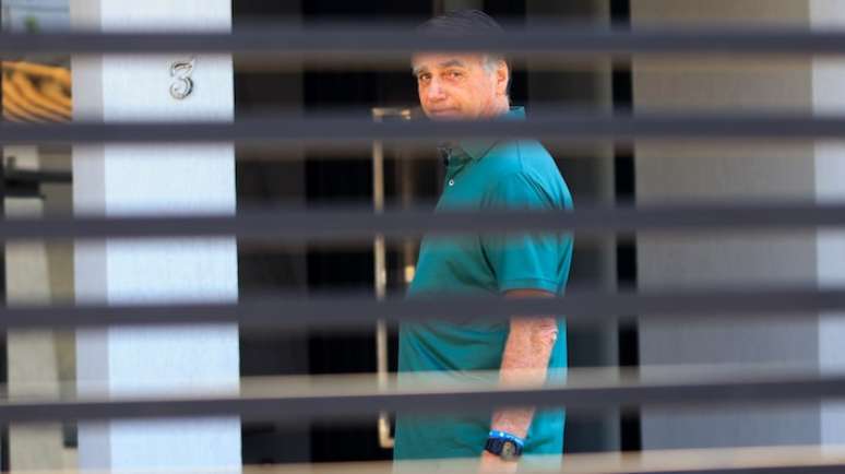 O ex-presidente Jair Bolsonaro na porta da casa dele, em Brasília