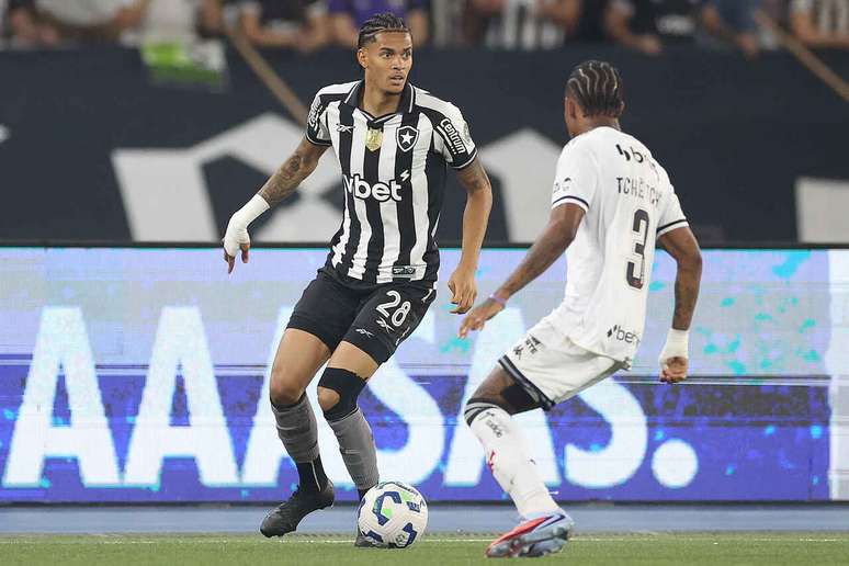 Tch&ecirc; Tch&ecirc; (de costas) ficou pouco tempo em campo contra o Botafogo &ndash;