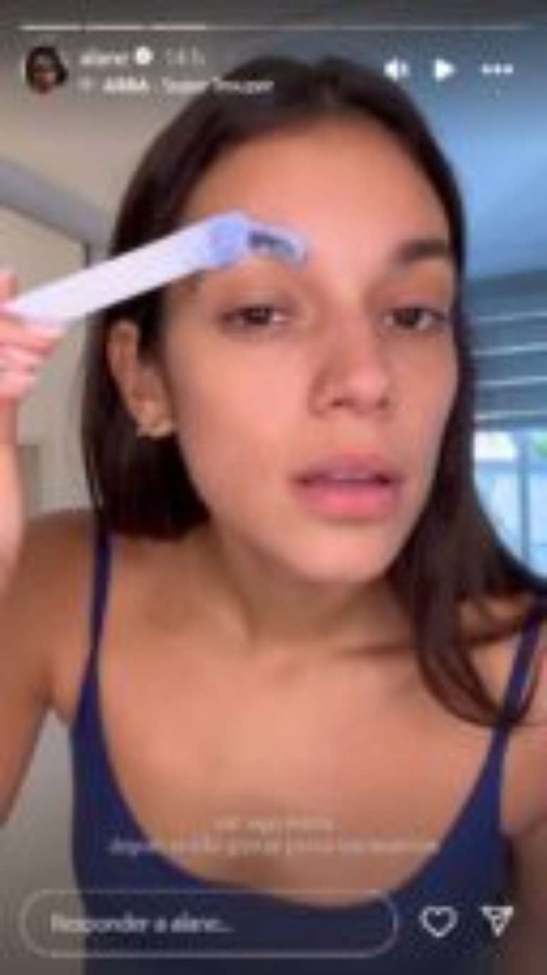 Ex-BBB Alane Dias descolore a sobrancelha -