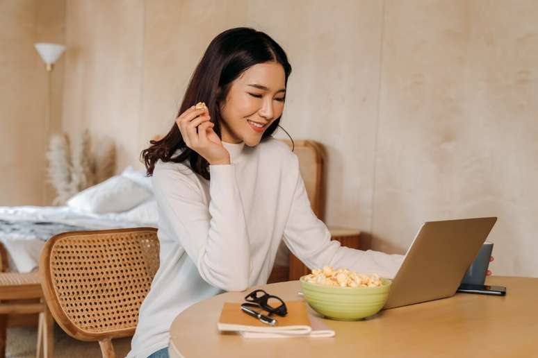 Os filmes estimulam os estudantes a conectarem experiências individuais com estruturas sociais 