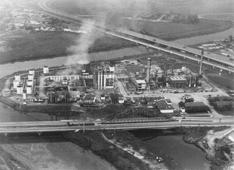 Região industrial e Rio Cubatão em 1982