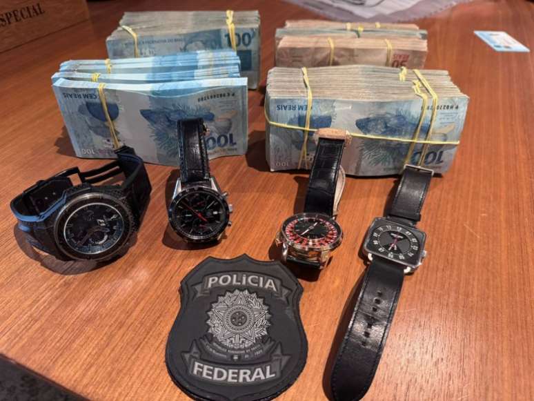Dinheiro em espécie e vários relógios foram apreendidos na operação desta sexta-feira, 12