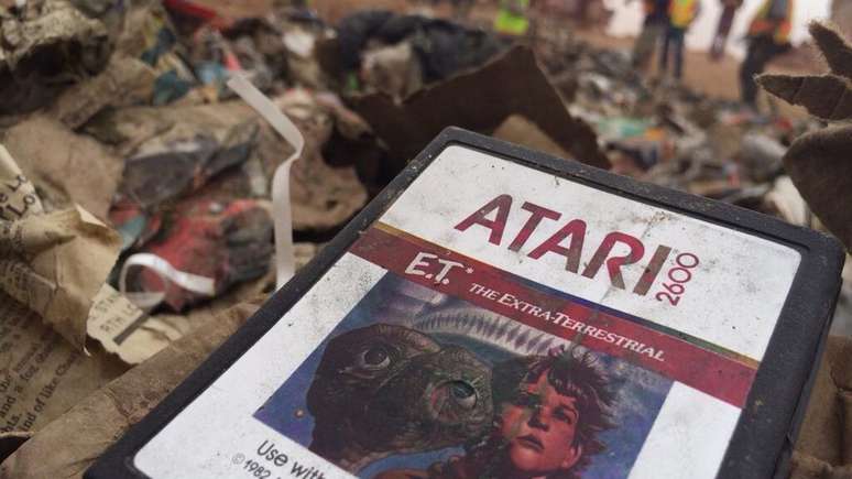 Imagem do jogo E.T. do Atari 2600 no lix&atilde;o, retirado do document&aacute;rio 'Atari: Game Over'