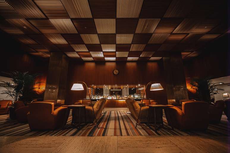 Logo na entrada, o hotel recebe os hóspedes com um bar de cinema