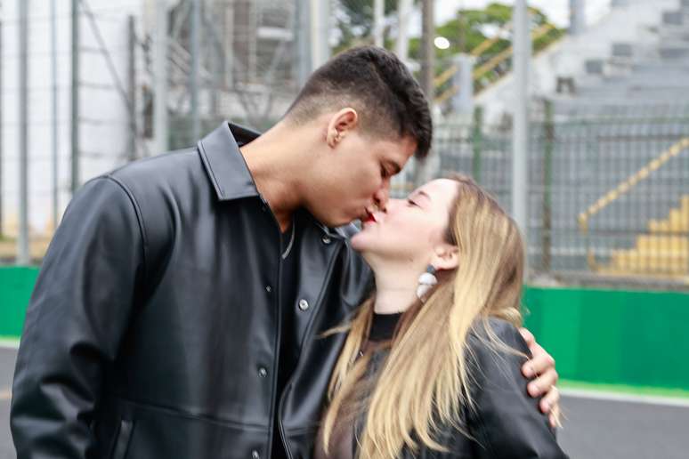 O ex BBB Guilherme e a esposa Let&iacute;cia chegam para curtir o Festival The Town, no Aut&oacute;dromo de Interlagos, em S&atilde;o Paulo