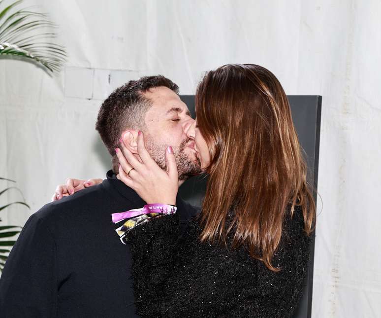 Humorista foi ao festival acompanhado da esposa Emilly Borges nesta sexta-feira, 12