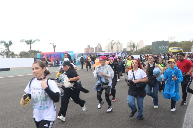 Fãs correm para pegar lugar nos palcos do The Town