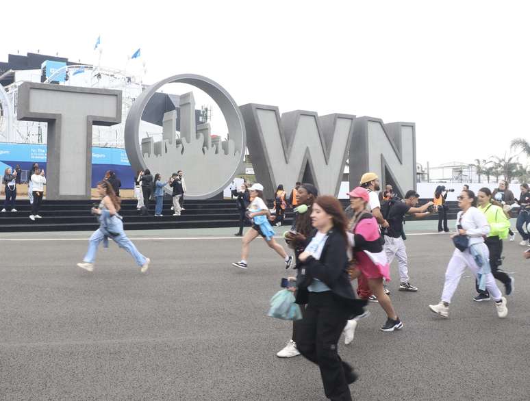 Fãs correm para pegar lugar nos palcos do The Town