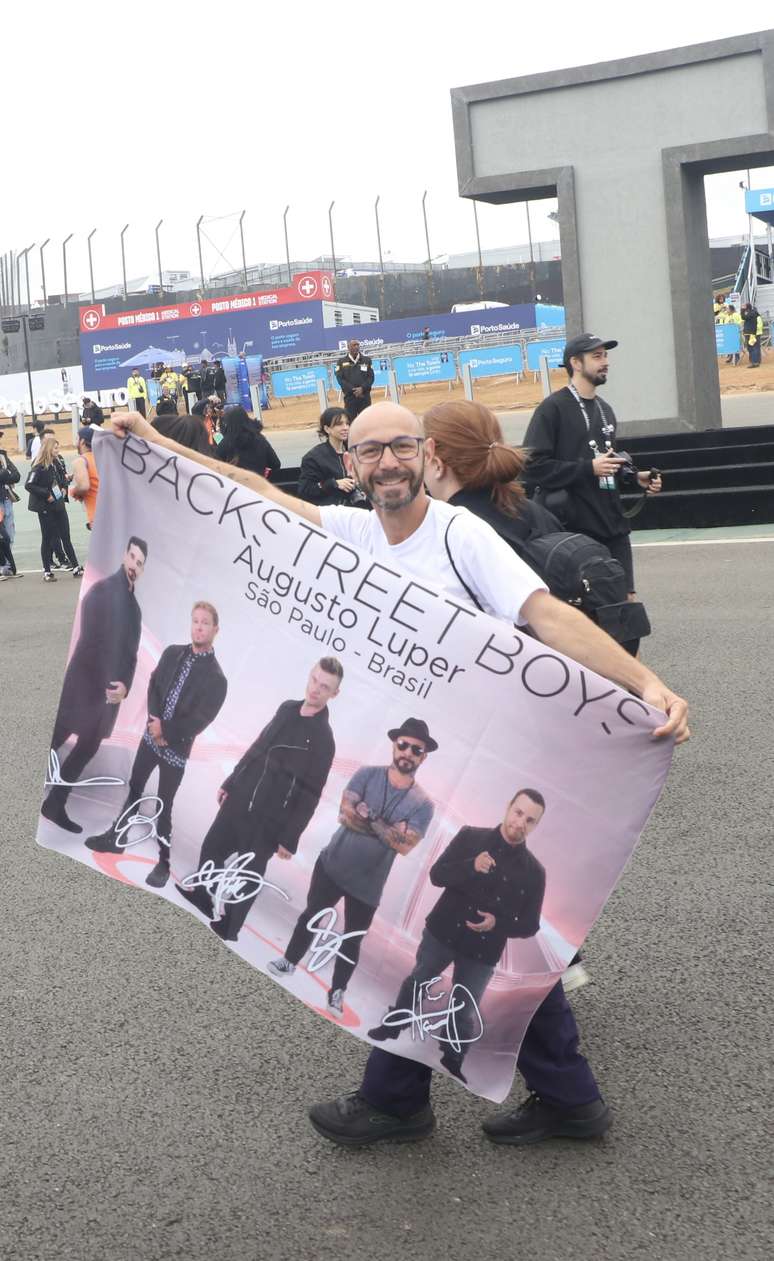 Fã exibe bandeira de Backstreet Boys