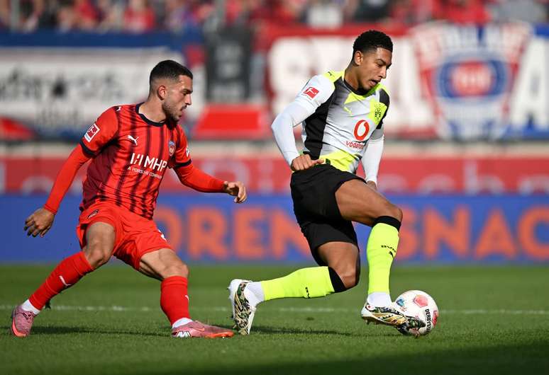Jobe Bellingham brings the attack by Borussia Dortmund and receives the marking of the Arijon Ibrahimovic of Heidenheim. Jobe Bellingham brings the attack by Borussia Dortmund and receives the marking of the Arijon Ibrahimovic of Heidenheim.