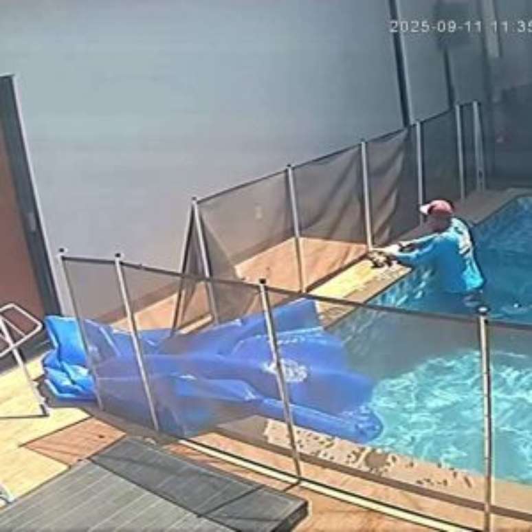 Piscineiro salva cachorro que se afogava,